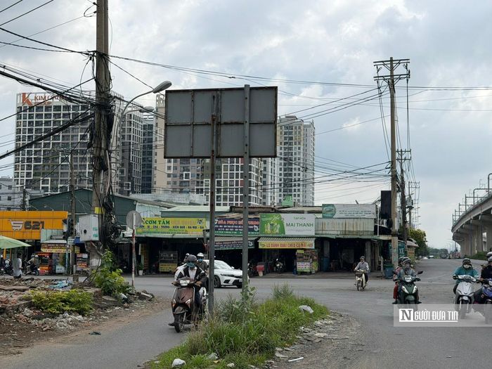 Dự án nút giao thông hoàn chỉnh tại cổng chính Đại học Quốc gia Tp.HCM, do Ban Giao thông Tp.HCM làm chủ đầu tư, vẫn chưa thể triển khai. Nguyên nhân chính được xác định là do vướng mắc trong công tác giải phóng mặt bằng và chồng lấn ranh giới giữa dự án Đại học Quốc gia Tp.HCM với các dự án liên quan. (Trong ảnh, cổng chính để vào Khu Đại học Quốc gia Tp.HCM).