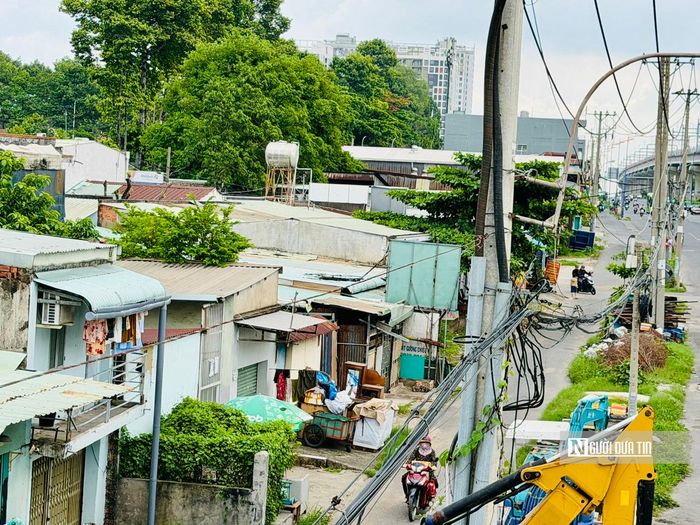 Cuối tháng 5/2026, ông Hoàng Nguyên Dinh, Phó Chủ tịch UBND Tp.HCM, đã làm việc với UBND phường Linh Xuân, phường Đông Hòa về tiến độ giải phóng mặt bằng của dự án Đại học Quốc gia Tp.HCM. Theo UBND phường Linh Xuân, hiện địa phương còn tồn đọng 747/1.516 trường hợp cần xác minh nguồn gốc đất và cần gần 6.000 tỷ đồng để thực hiện công tác bồi thường.