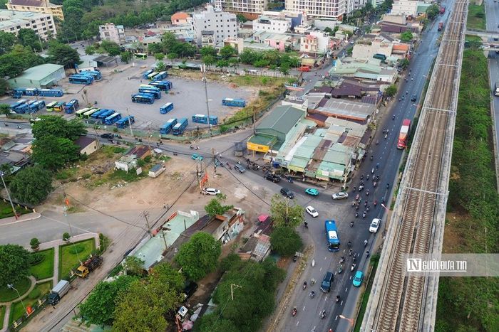 Ông Võ Trọng Tài, Chủ tịch UBND phường Đông Hòa, cho biết, đang phối hợp chặt chẽ với Đại học Quốc gia Tp.HCM trong công tác thu hồi mặt bằng. Tuy nhiên, hiện nay vẫn còn vướng mắc khi chưa có kinh phí để thực hiện đền bù và đặc biệt, tuyến đường cổng ĐHQG Tp.HCM hiện nay chưa thể hoàn thành vì vướng mặt bằng.