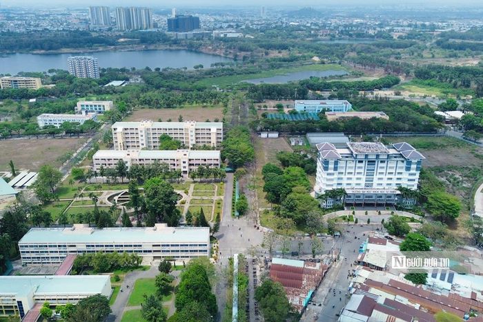 Theo tìm hiểu của Người Đưa Tin, Khu đô thị Đại học Quốc gia Tp.HCM trước đây nằm trên địa bàn phường Đông Hòa (Bình Dương cũ) và phường Linh Trung, Tp.HCM cũ. Sau khi sáp nhập chính quyền địa phương 2 cấp, khu Đại học Quốc gia Tp.HCM nằm trên địa bàn phường Đông Hòa và phường Linh Xuân, Tp.HCM.