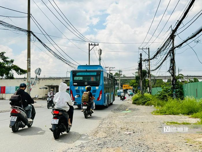Lối vào Đại học Quốc gia Tp.HCM nhỏ hẹp, xe buýt thường xuyên di chuyển qua lại, nhiều sinh viên đi bộ buộc phải nép vào lề đường.