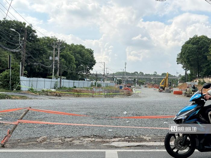 Theo tìm hiểu, dù nhiều hạng mục trong dự án Đại học Quốc gia Tp.HCM đã đưa vào sử dụng được nhiều năm, nhưng phần cổng chính của dự án này vẫn "đình trệ" do chưa thể giải tỏa các hộ dân trong ranh dự án.