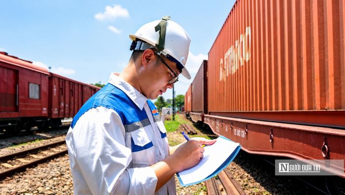 Các đơn vị nghiệp vụ đã nhanh chóng triển khai quy trình tiếp nhận, kiểm tra thương vụ hàng hóa, đối chiếu số container, số toa xe, số niêm phong và tình trạng gia cố hàng hóa.