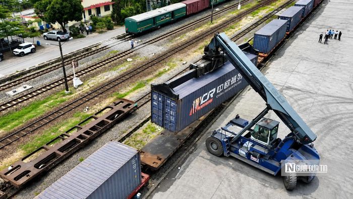 Sau hành trình gần 4.000km, sáng 9/6, các container hàng hóa được bốc dỡ tại ga Trảng Bom để vận chuyển đến các doanh nghiệp sản xuất ở Đồng Nai và khu vực phía Nam.