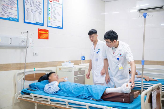 Nạn nhân bị thương đang được điều trị tại Bệnh viện Đa khoa Hùng Vương - Ảnh: BVCC