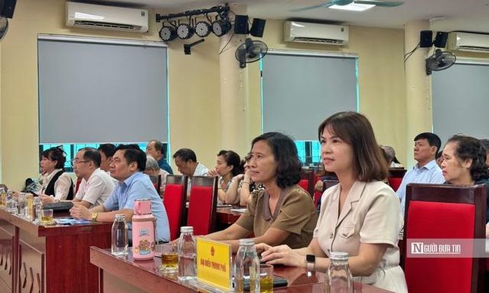 Bà Nguyễn Thị Hoài Thanh – Phó Chủ tịch Hội Luật gia Tp.Hà Nội (ngoài cùng bên phải) tham dự Hội nghị.