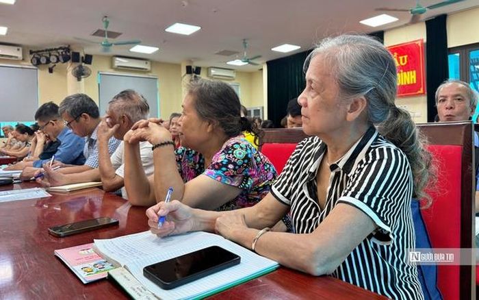 Người dân chăm chú theo dõi và ghi chép thông tin tại Hội nghị.