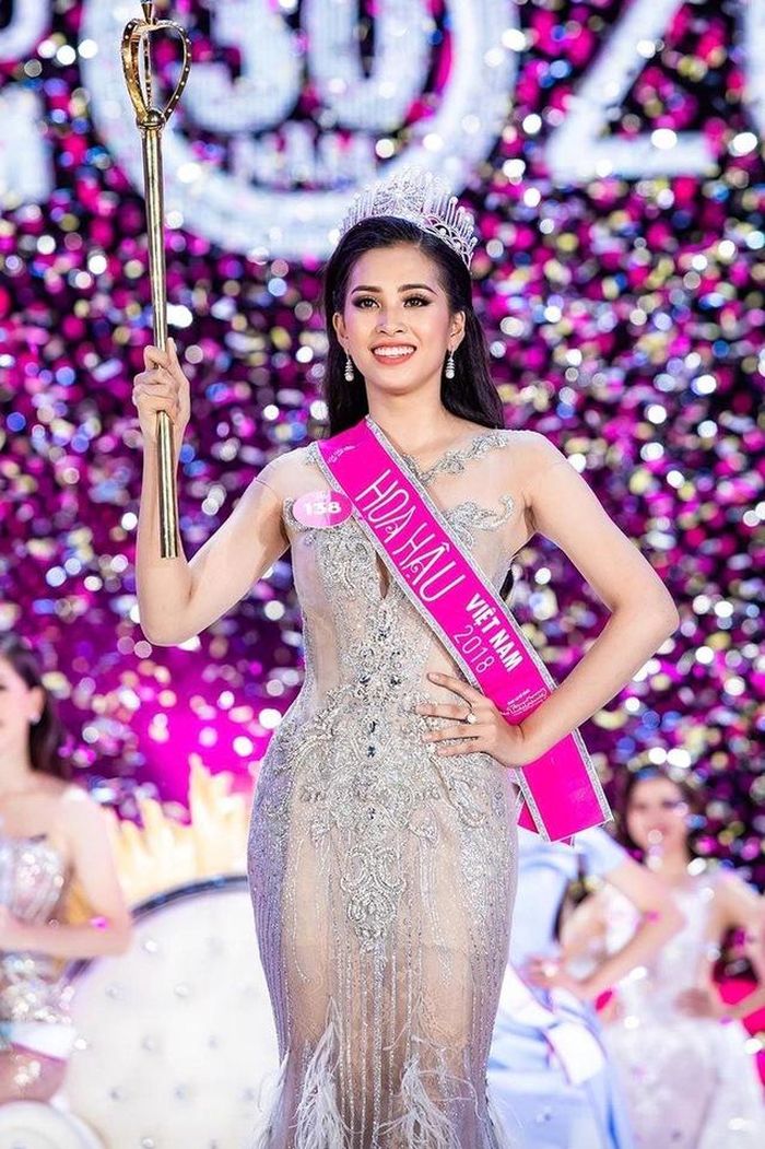 Tiểu Vy đăng quang Hoa hậu Việt Nam 2018 khi mới 18 tuổi và nhanh chóng trở thành một trong những nàng hậu được chú ý nhất Vbiz. Ảnh: FBNV.