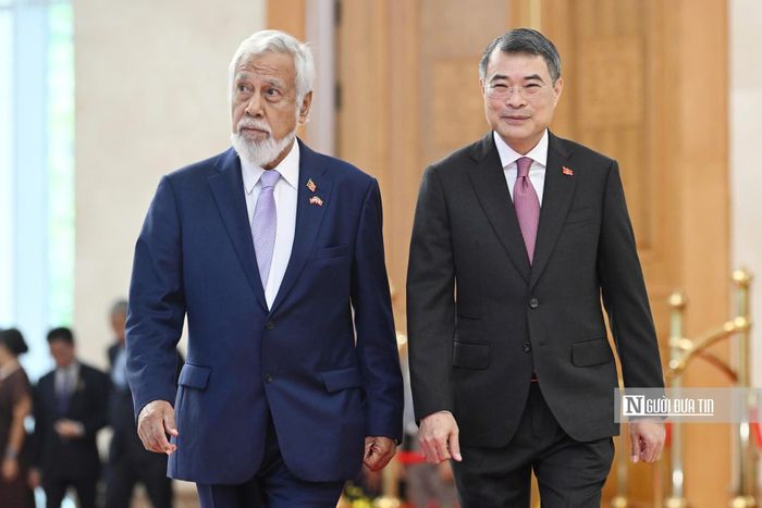 Thủ tướng Lê Minh Hưng và Thủ tướng Kay Rala Xanana Gusmão tại lễ đón.