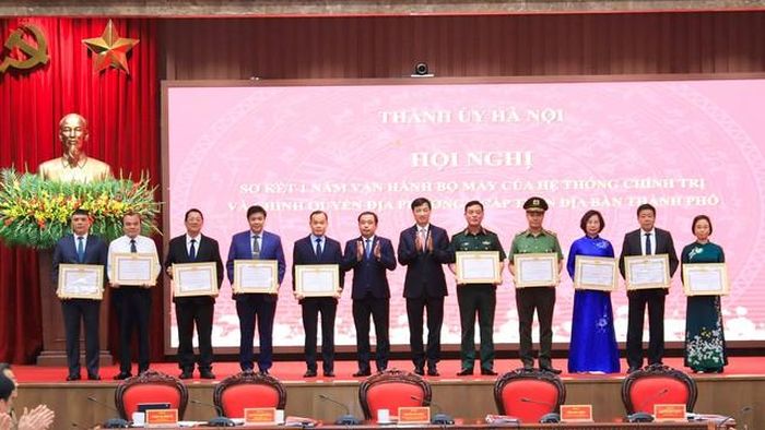 Trưởng ban Tổ chức Trung ương Nguyễn Duy Ngọc, Bí thư Thành ủy Hà Nội Trần Đức Thắng tặng Bằng khen cho các tập thể (Ảnh: Quang Thái).