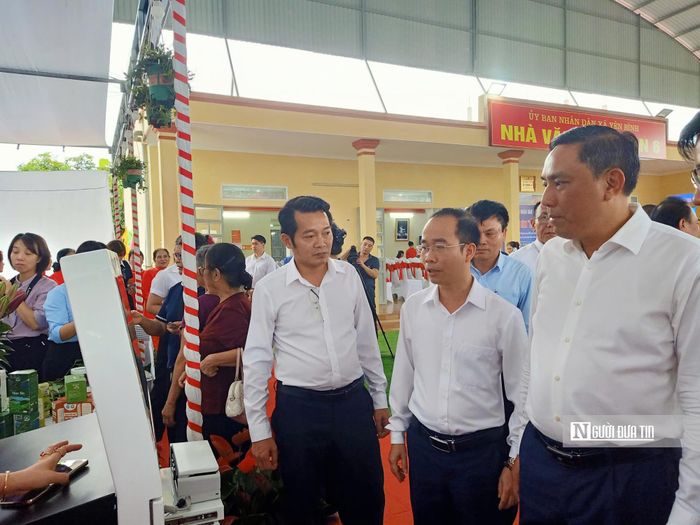 Ông Hoàng Giang (ngoài cùng bên phải) tham quan gian hàng giới thiệu giải pháp số tại thôn 6, xã Yên Bình.