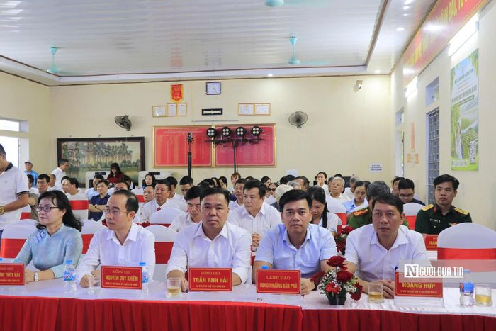 Các đại biểu tham dự chương trình ra mắt mô hình "Thôn số" tại thôn 6.