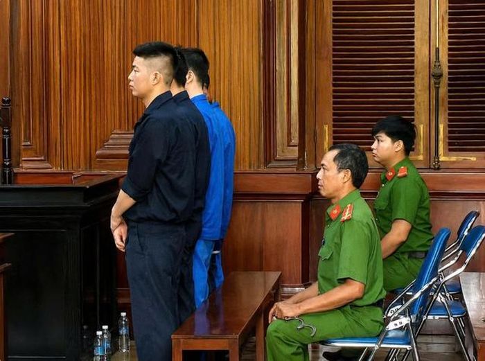 Các bị cáo đang nghe HĐXX tuyên án.