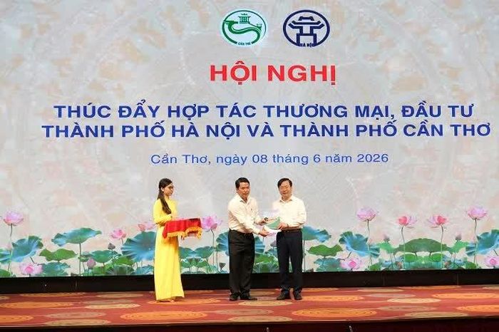 Lãnh đạo giữa các sở, ngành và doanh nghiệp của hai địa phương ghi nhận thỏa thuận hợp tác.