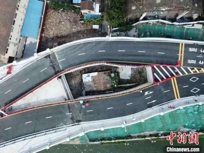 Một "đinh tử hộ" án ngữ giữa đường cao tốc ở Quảng Châu. Ảnh: CNS.