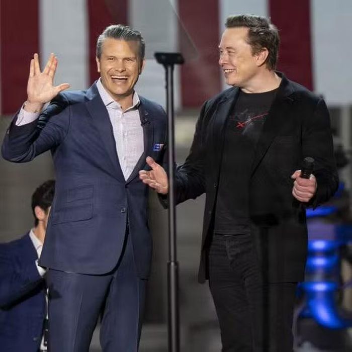 Bộ trưởng Chiến tranh Pete Hegseth và Elon Musk nói chuyện với các nhân viên của công ty vào tháng 1. Ảnh: Hải quân Mỹ.