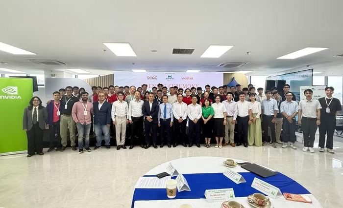 Các đại biểu, chuyên gia chụp ảnh lưu niệm cùng các đội thi.