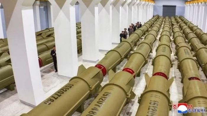 Nhà lãnh đạo Triều Tiên kiểm tra cơ sở sản xuất KN-23. Ảnh: MW.