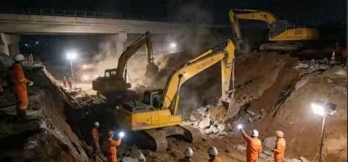 Tìm kiếm cứu hộ các nạn nhân trong vụ sạt mái ta-luy ở tuyến đường sắt Long Hải. Ảnh: Zhihu.