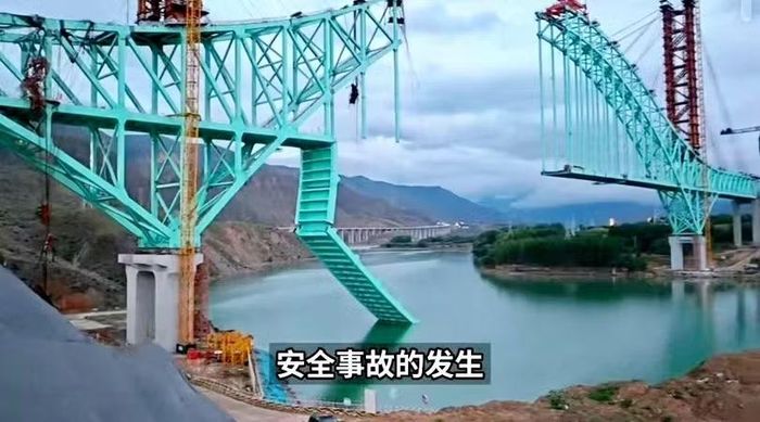 Cầu đường sắt vượt sông Hoàng Hà ở Thành Đô làm 16 người chết và mất tích. Ảnh: Sohu.