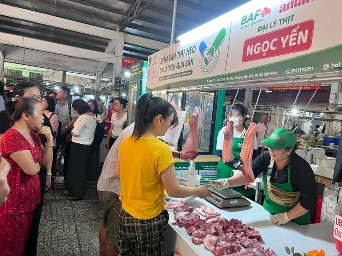 Người tiêu dùng mua thịt heo "tick xanh trách nhiệm" tại chợ Tân Mỹ, sáng 9-6