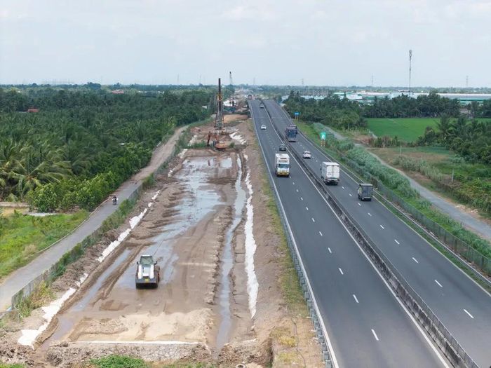  Dự án mở rộng đường cao tốc TPHCM - Trung Lương - Mỹ Thuận nhìn từ trên cao 