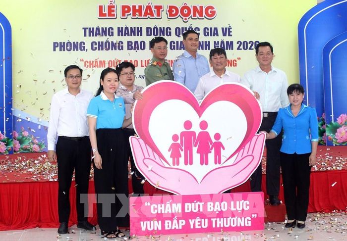 Đại diện các cơ quan, đơn vị thực hiện nghi thức hưởng ứng phát động Tháng hành động quốc gia phòng, chống bạo lực gia đình năm 2026. Ảnh: Lê Thúy Hằng - TTXVN