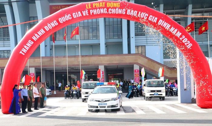 Các lực lượng tham gia diễu hành truyền thông lưu động hưởng ứng Tháng hành động quốc gia về phòng, chống bạo lực gia đình năm 2026 tại Vĩnh Long. Ảnh: Lê Thúy Hằng - TTXVN