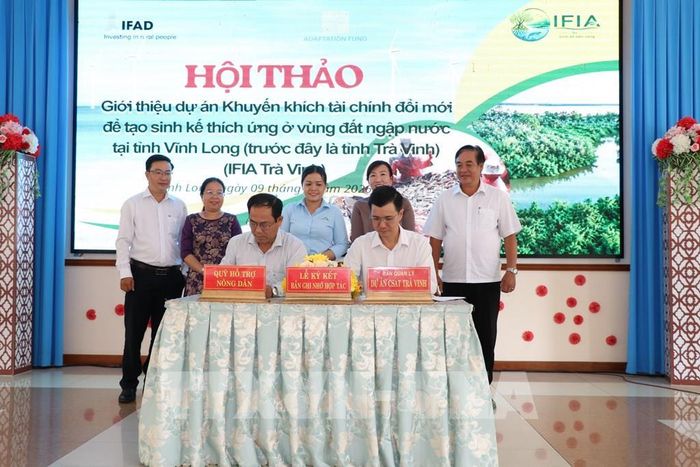 Ban Quản lý Dự án CSAT Trà Vinh ký kết biên bản ghi nhớ hợp tác với Quỹ Hỗ trợ phụ nữ phát triển kinh tế, Quỹ Hỗ trợ nông dân và Quỹ Hỗ trợ phát triển hợp tác xã tỉnh Vĩnh Long. Ảnh: Phúc Sơn-TTXVN