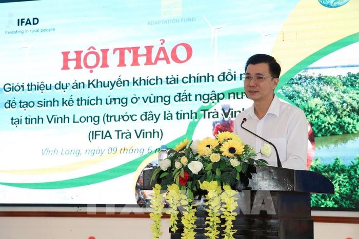 Ông Hồng Ngọc Hưng, Phó Giám đốc Sở Tài Chính tỉnh Vĩnh Long kiêm Giám đốc Ban Quản lý Dự án CSAT Trà Vinh, phát biểu tại hội nghị. Ảnh: Phúc Sơn - TTXVN