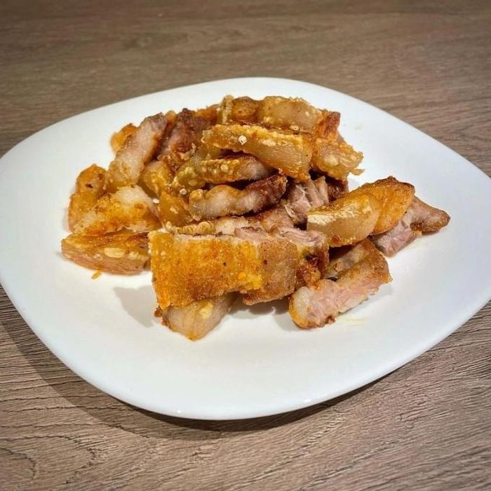 Món thit nướng ăn kèm bánh hỏi.