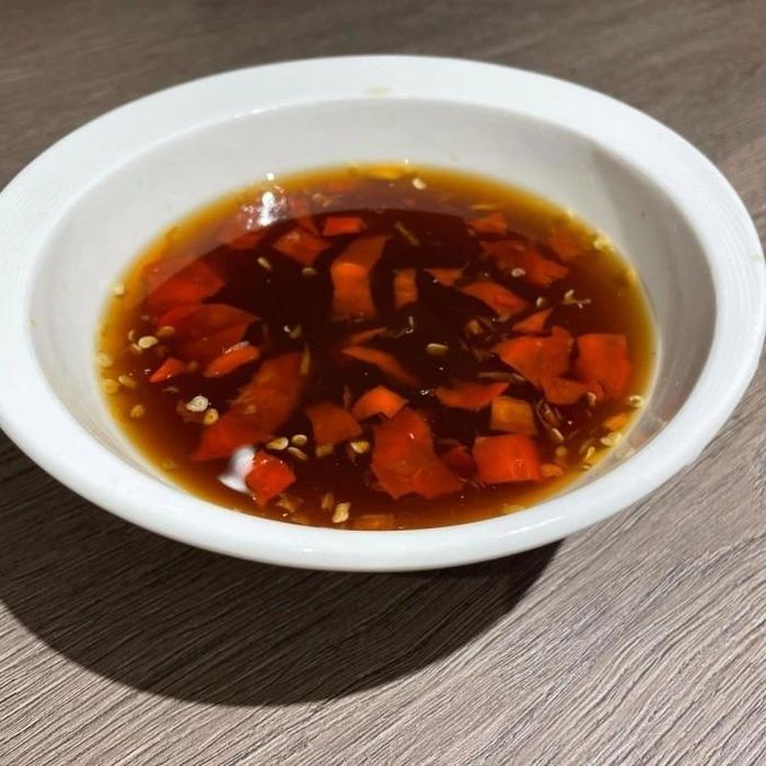 Bát nước chấm "thần thánh" tăng độ ngon cho món ăn.