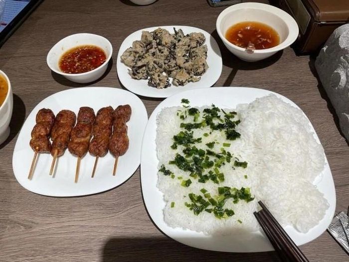 Món bánh hỏi ăn kèm chả lụi.
