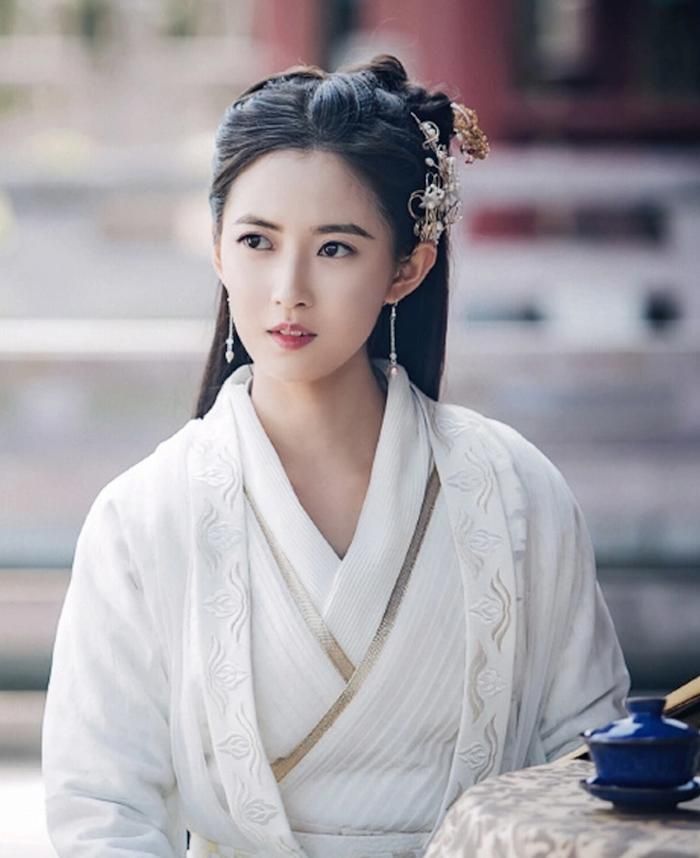 Kim Dung dành nhiều bút lực để khắc họa vẻ đẹp của Triệu Mẫn theo hướng vừa kiêu sa vừa đầy sức sống.