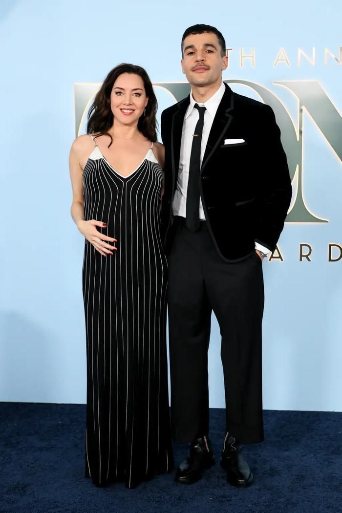 Aubrey Plaza và bạn trai - Chris Abbott.