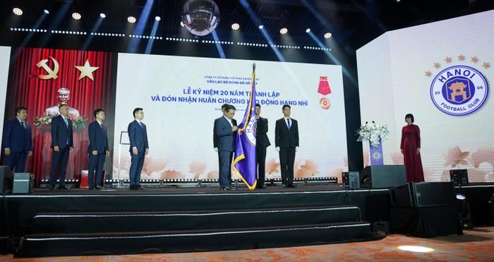 Thừa ủy quyền của Chủ tịch nước, Thứ trưởng Bộ Văn hóa, Thể thao và Du lịch Hoàng Đạo Cương đã trao tặng Huân chương Lao động hạng Nhì cho CLB Hà Nội.