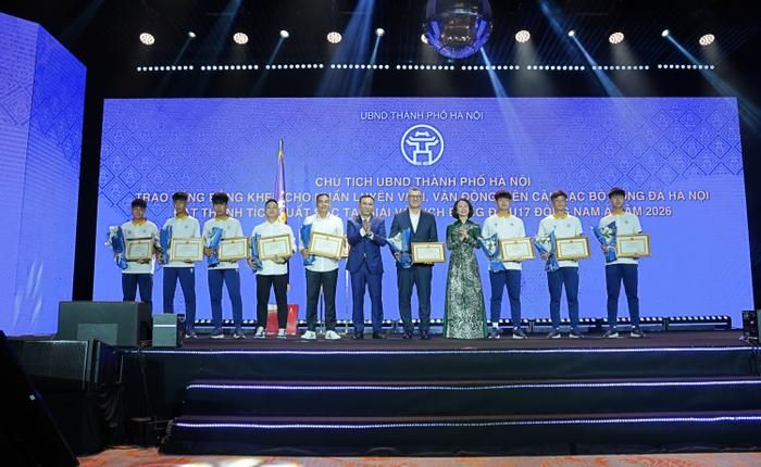 Chủ tịch VFF Trần Quốc Tuấn ghi nhận những đóng góp của CLB bóng đá Hà Nội cho bóng đá Việt Nam. 