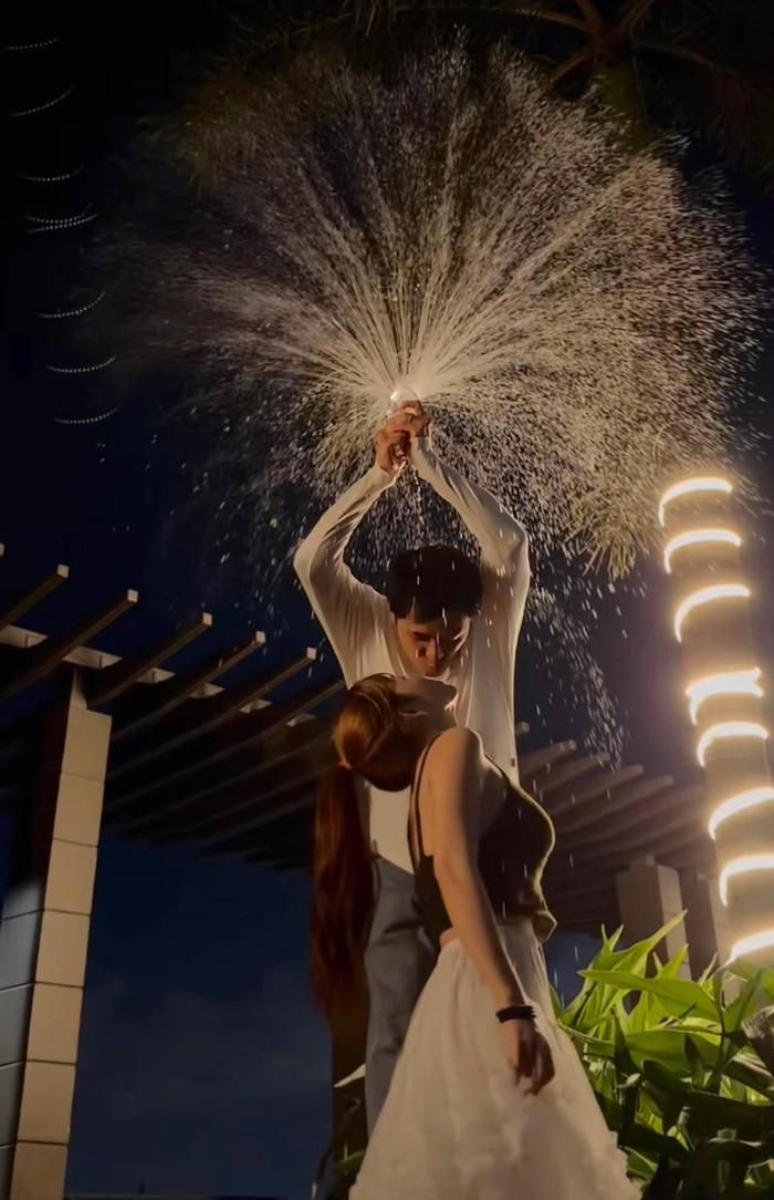 Puka và Gin Tuấn Kiệt bắt trend nụ hôn xoay vòng dưới mưa theo cảm hứng từ MV mới của Tóc Tiên.