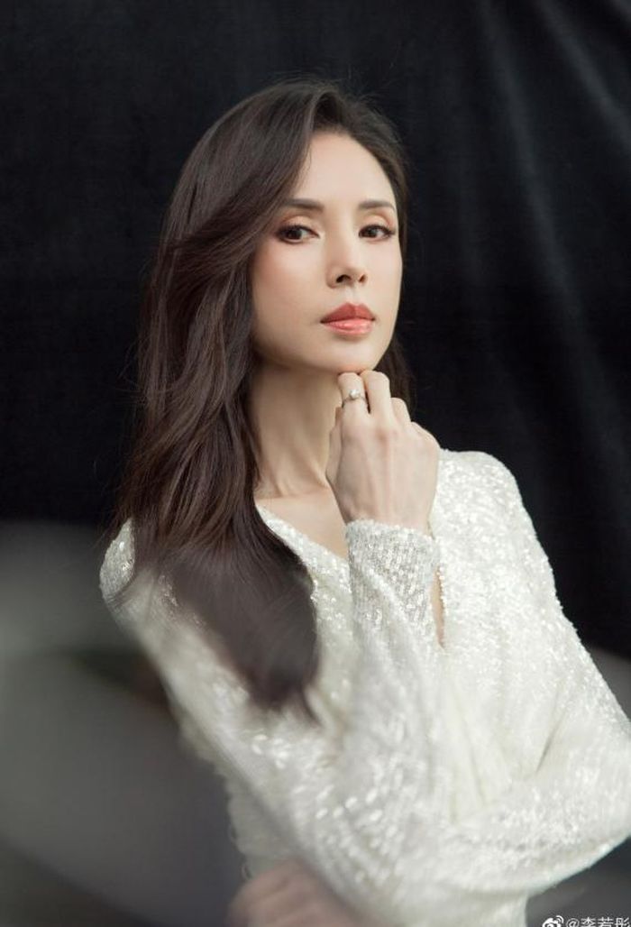 Thay vì sống trong hào quang của Tiểu Long Nữ, Lý Nhược Đồng chọn tiếp tục thử thách bản thân với những vai diễn mới.