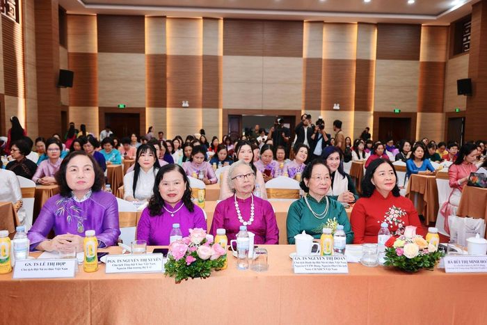 Bà Bùi Thị Minh Hoài (bìa phải), Ủy viên Bộ Chính trị, Bí thư Trung ương Đảng, Bí thư Đảng ủy MTTQ, các đoàn thể Trung ương, Chủ tịch UBTƯ MTTQ Việt Nam; bà Nguyễn Thị Doan (thứ 2 từ phải sang), nguyên Ủy viên TƯ Đảng, nguyên Phó Chủ tịch nước, Chủ tịch danh dự Hội Nữ trí thức Việt Nam và các đại biểu tham dự buổi lễ