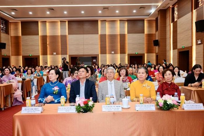 Buổi lễ có sự hiện diện của nhiều đại biểu, nữ trí thức