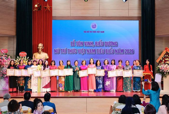Bà Nguyễn Thị Doan (thứ 10 từ trái sang), nguyên Ủy viên TƯ Đảng, nguyên Phó Chủ tịch nước, Chủ tịch danh dự Hội Nữ trí thức Việt Nam, trao tặng Bằng khen của Hội Nữ trí thức Việt Nam cho các hội viên có đóng góp tích cực trong giai đoạn 2021-2026
