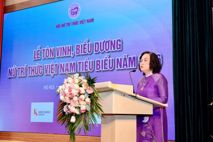GS.TS Lê Thị Hợp, Chủ tịch Hội Nữ trí thức Việt Nam, phát biểu khai mạc buổi lễ 