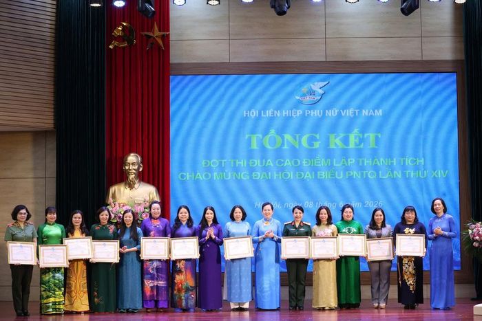 Chiều ngày 8/6, trong khuôn khổ Hội nghị lần thứ 17 Ban Chấp hành TƯ Hội LHPN Việt Nam khóa XIII, Đoàn Chủ tịch TƯ Hội LHPN Việt Nam đã tổng kết Đợt thi đua cao điểm lập thành tích chào mừng Đại hội Phụ nữ toàn quốc XIV và tặng Bằng khen cho 14 tập thể có thành tích xuất sắc, tiêu biểu trong triển khai thực hiện đợt thi đua. Trong ảnh: Ủy viên TƯ Đảng, Phó Chủ tịch UBTƯ MTTQ Việt Nam, Chủ tịch Hội LHPN Việt Nam Lê Thị Thủy, Phó Chủ tịch Thường trực Hội LHPN Việt Nam Trần Lan Phương; các Phó Chủ tịch Hội LHPN Việt Nam: Nguyễn Thị Minh Hương, Nguyễn Thị Thu Hiền chúc mừng các tập thể xuất sắc, tiêu biểu