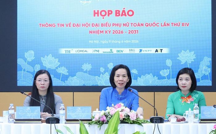 Bà Nguyễn Thị Minh Hương (giữa), Phó Chủ tịch Hội LHPN Việt Nam; bà Nguyễn Thị Thu Hiền (bìa trái), Phó Chủ tịch Hội LHPN Việt Nam và bà Nguyễn Thị Kim Dung, Ủy viên Đoàn Chủ tịch, Phó trưởng Ban Thường trực Ban Công tác Phụ nữ, TƯ Hội LHPN Việt Nam, chủ trì chương trình hỏi - đáp tại họp báo