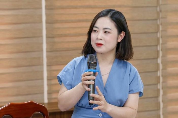 Phóng viên các báo đặt câu hỏi tại buổi họp báo