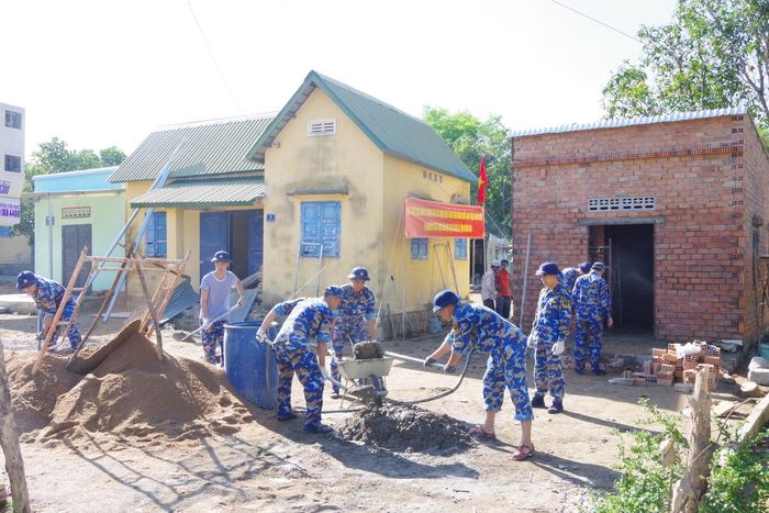 Lực lượng Học viện Hải quân bận rộn để những ngôi nhà nghĩa tình dần hoàn thành đúng kế hoạch.