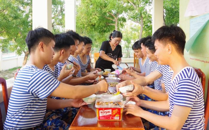 Chị Phan Thanh Chi, thôn Ha Lá Hạ, vui vẻ xới từng bát cơm cho bộ đội