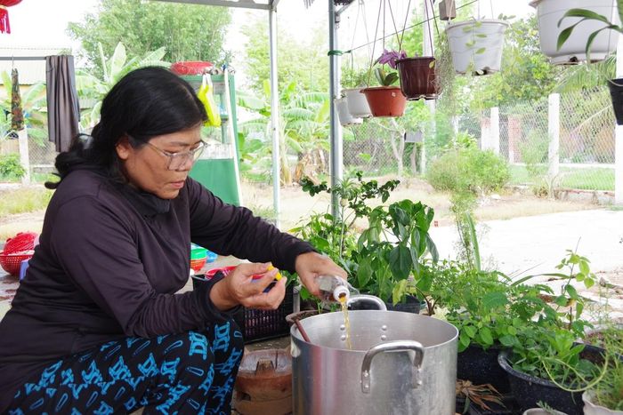 Chị Phan Thanh Chi chăm chú nấu ăn tiếp sức cho bộ đội.
