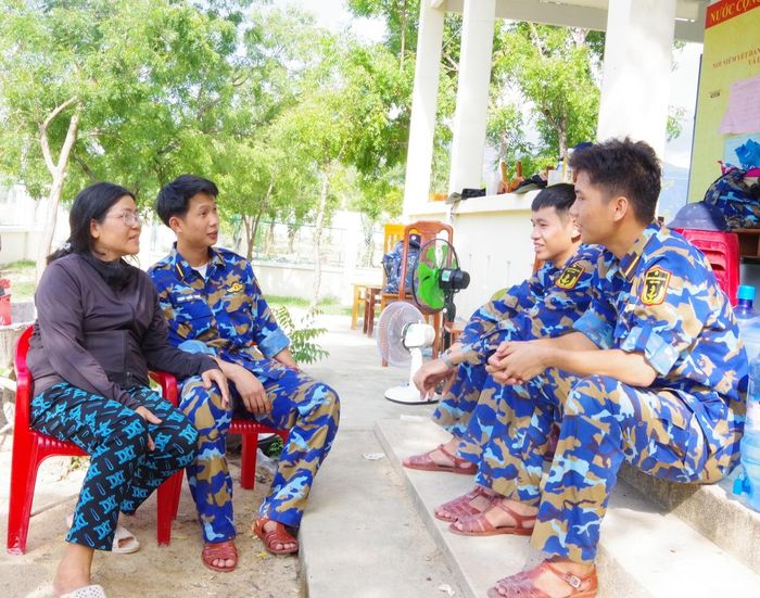 Sau mỗi bữa cơm, chị Chi lại cùng cán bộ, học viên trò chuyện thân tình.